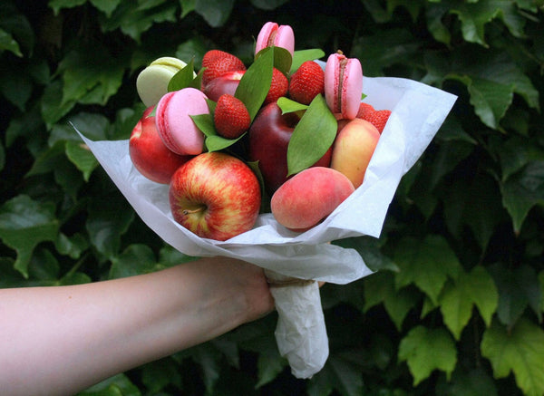 bouquet apples and French macarons Auckland delivery 